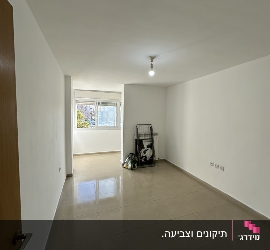 חדר ריק מריהוט צבוע בצבע לבן אחיד ונקי